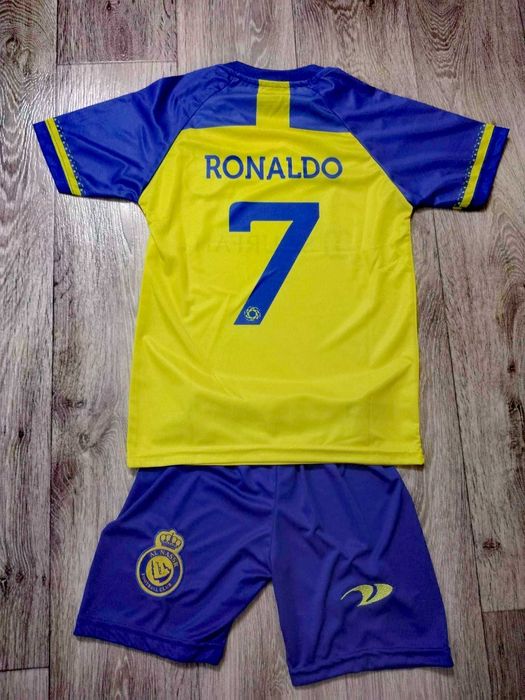 Нови детски футболни екипи, гети и шапки