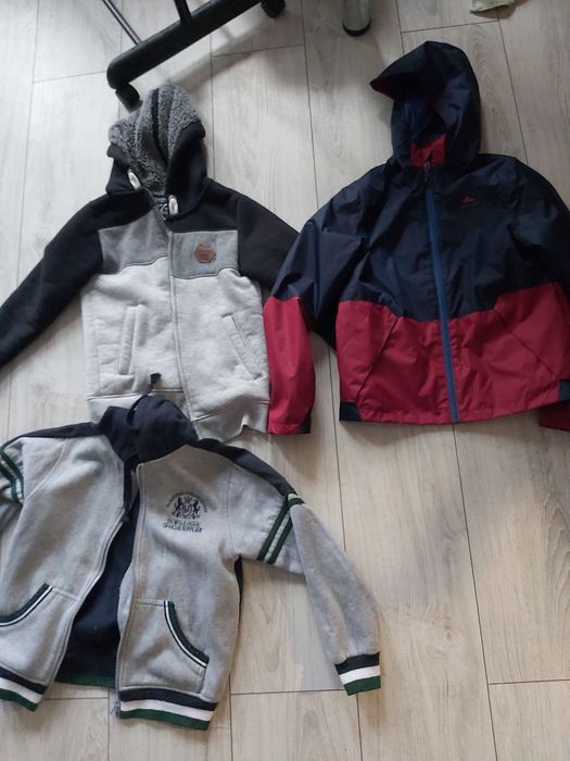 Camasa alba din bumbac tricouri polo hanorace vatuite si geaca impermeabila quechua baieti 8-10 ani