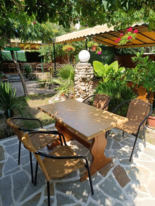 Маса със столове