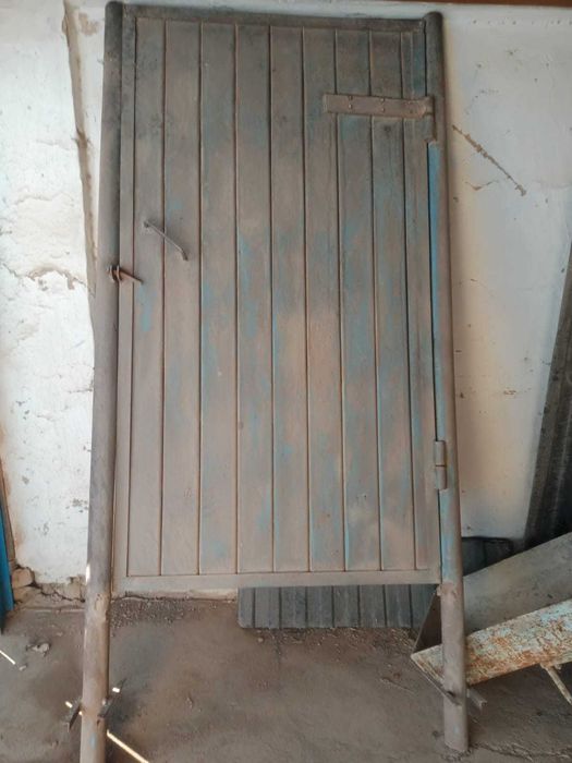 Железная дверь и бочка