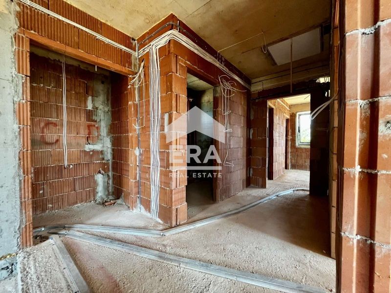 Двуетажна новострояща се къща за продажба, с Акт 14, двор и две парком