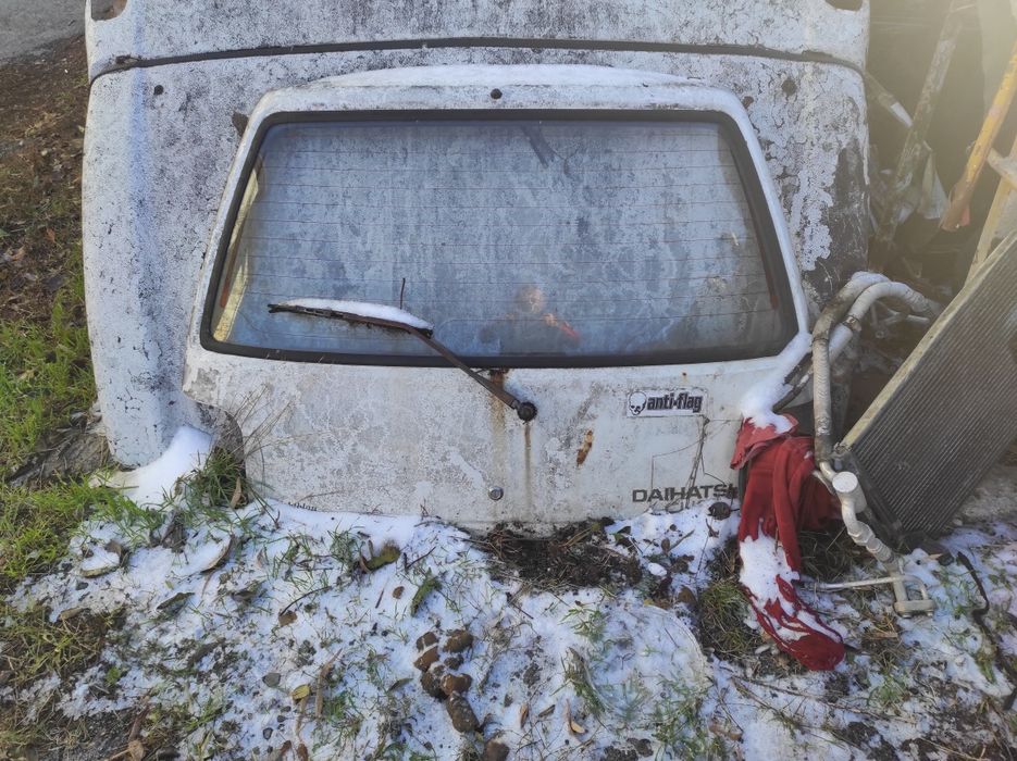 Daihatsu cuore задна врата задна броня десен стоп и десен калник.