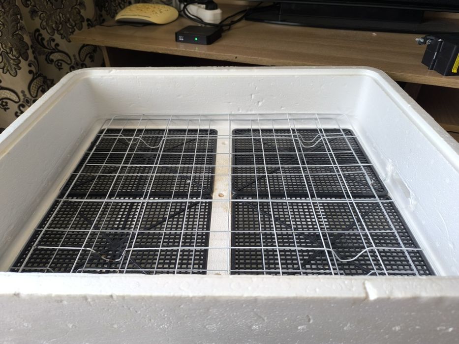 Инкубатор "Несушка" 77 яиц