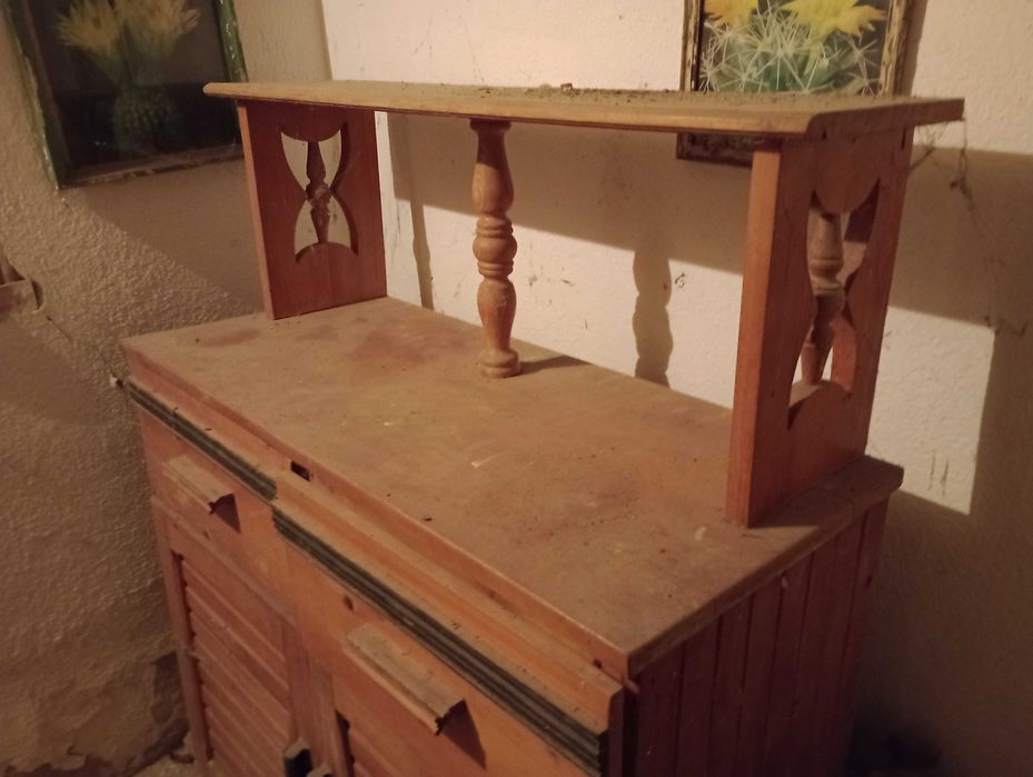 Дървен Бюфет,шкаф от масивно качествено дърво.