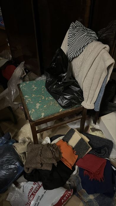 Стол стулья 4 штуки телевизор