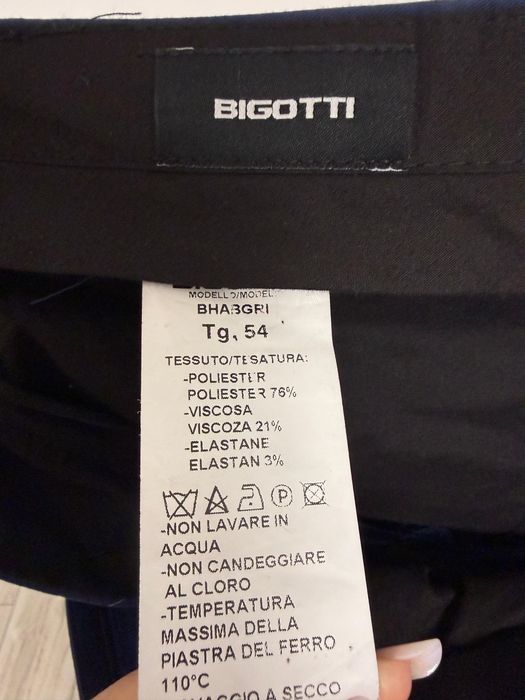 Costum bărbătesc Bigotti, elegant, culoare albastru închis cu dungi albe fine.
