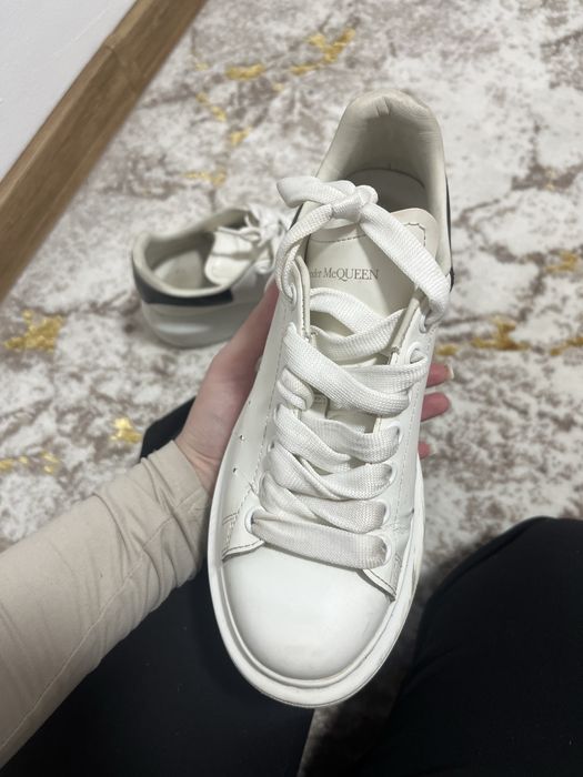 adidasi Alexander McQueen purtati cu urme de uzura