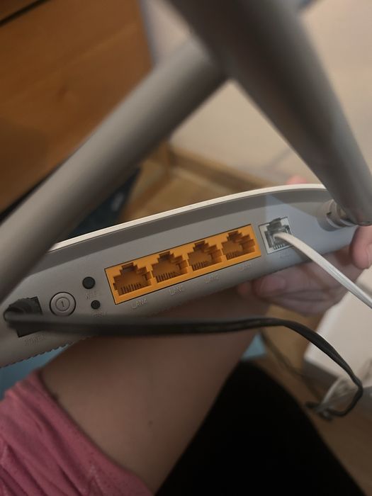 Роутер белый в наличии 2 шт