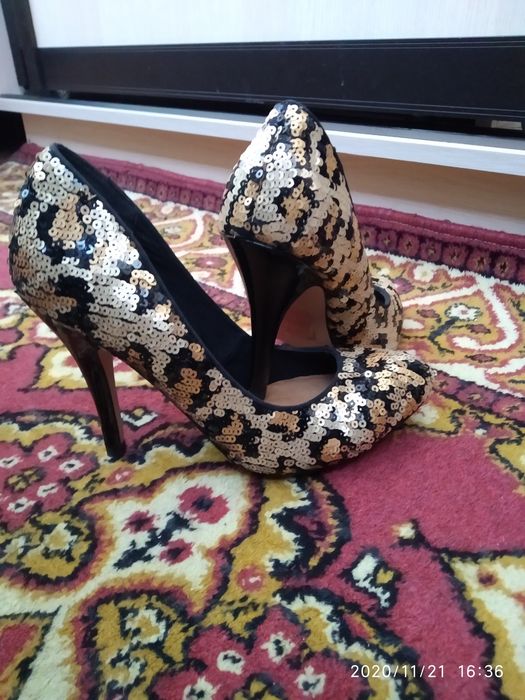 Женские туфли с пайетками