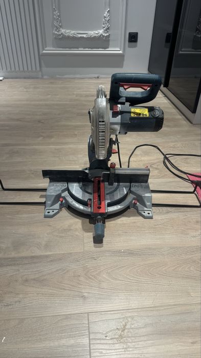 Торцовочная пила BOSCH GCM 216