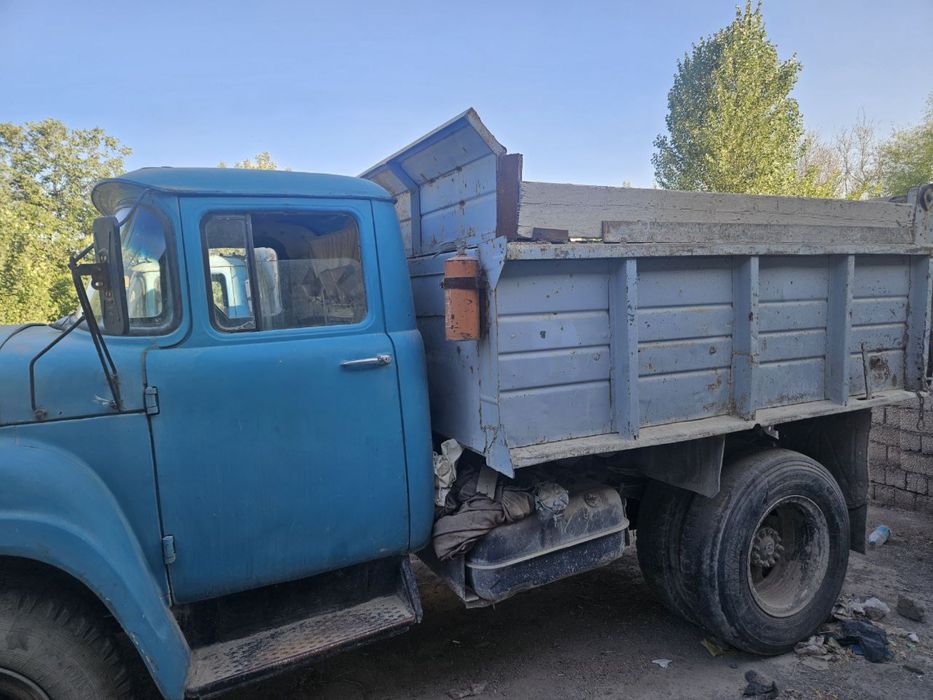 Зил на ходу, газ билан жихозланган