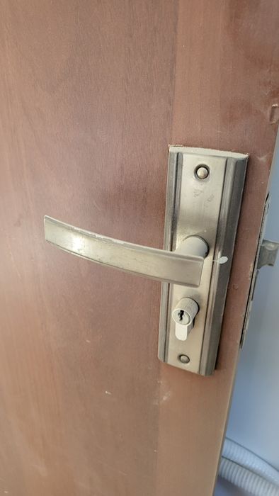 Продам деревянную дверь