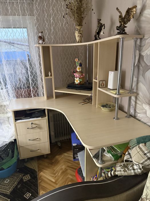 Комьютерный стол эргономичный