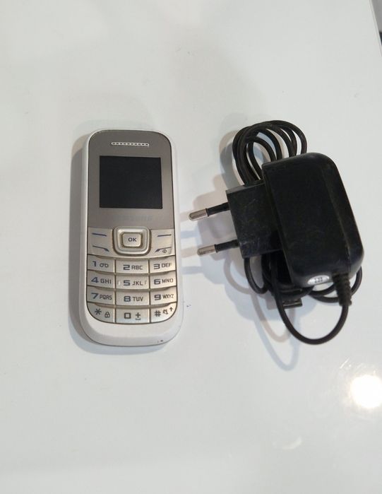 Telefon Samsung cu butoane perfect funcțional