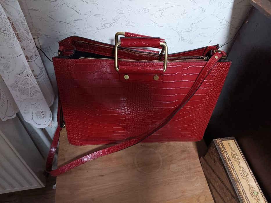 Червена дамска чанта
