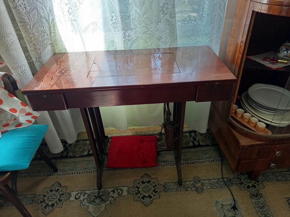 Mașina de cusut Ileana – funcțională – cu masă și pedală