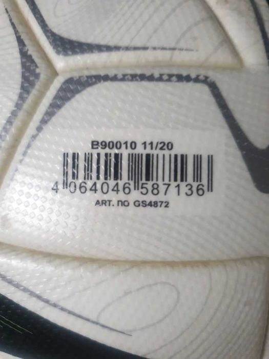 Minge de fotbal oficială Adidas Conext 21 Pro.