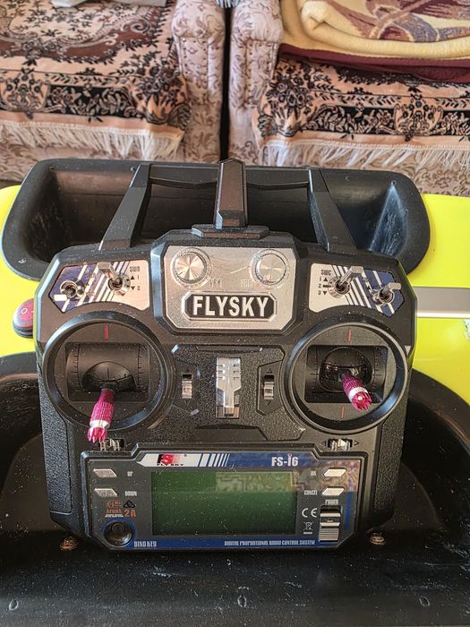 Navomodel pentru Pescuit Plantat - Complet Echipat, Stare Impecabilă!