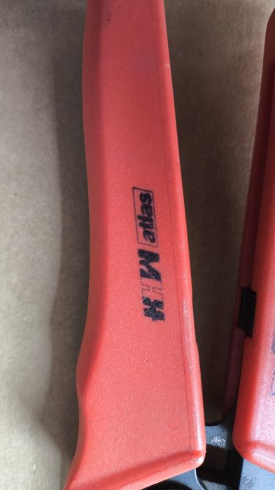 Клещи за кримпване (кербоване) на кабелни обувки и два кабела с гилза