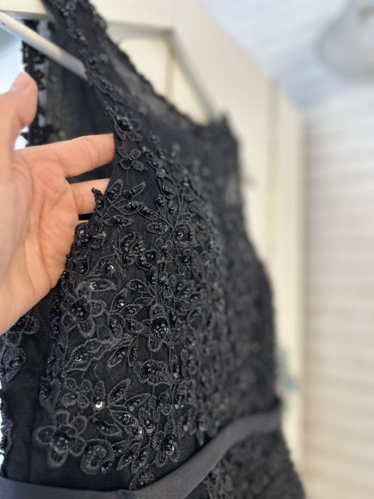 Стилна черна рокля от тюл и бродерия и паети