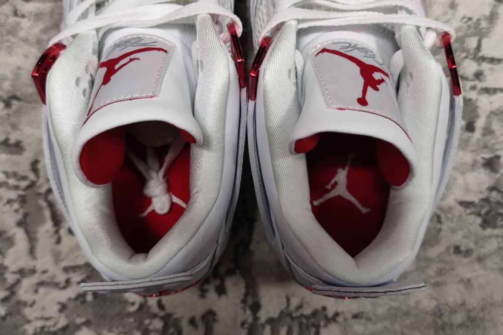 Jordan 4, University Red, 42 EUR