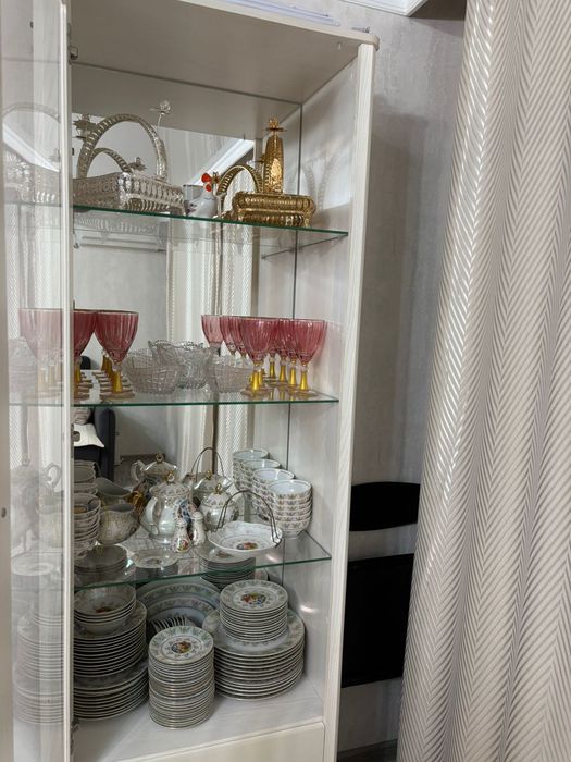 Шкаф-витрина в отличном  состоянии.