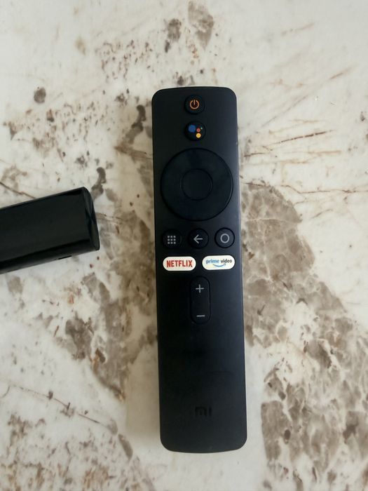 Медиаплеер  Xiaomi Mi TV Stick вместе с пультом