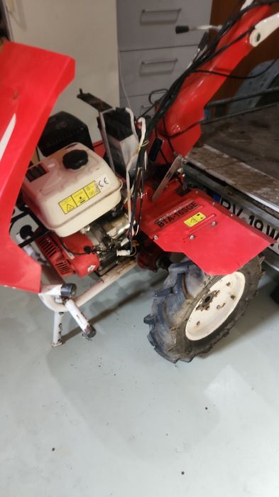 Vand sau schimb motocultor cu masina de cosit iarba