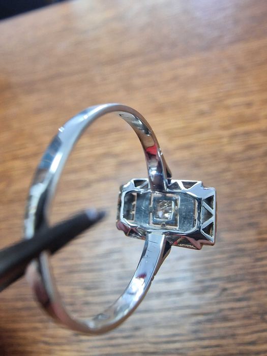 Дамски Златен Пръстен с ДИАМАНТ - Заложна къща Галерия 65