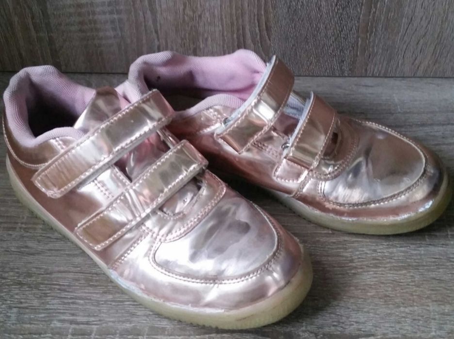 Кроссовки светящиеся  для девочки подростка