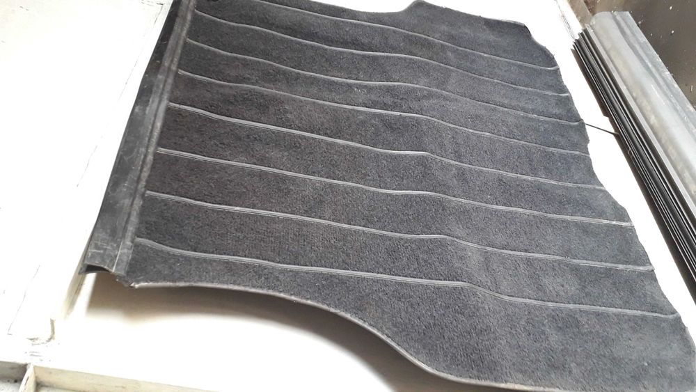 На Пассат В3 Универсал , Коврик в багажник