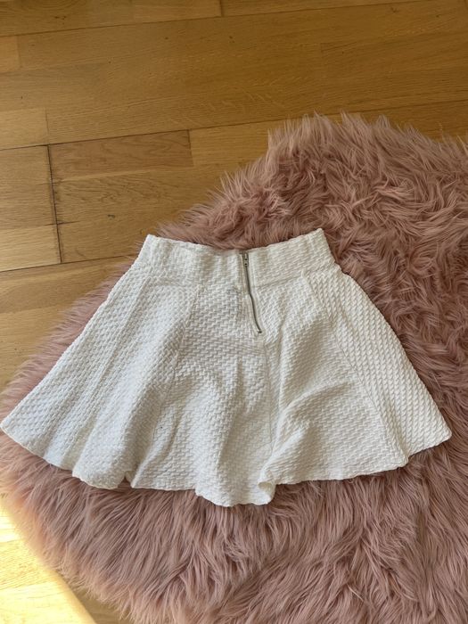 Къса, бяла пола