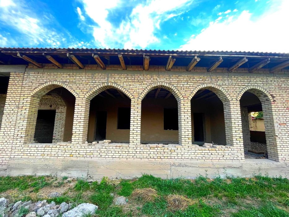 Hovli sotiladi narx kelishilinadi