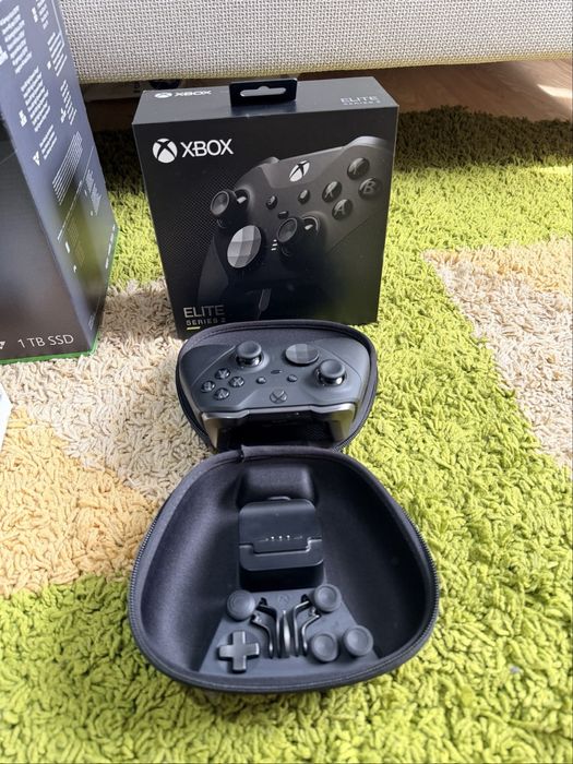 Xbox series x  de 3 T cu 2 controllere si casti in state impecabila