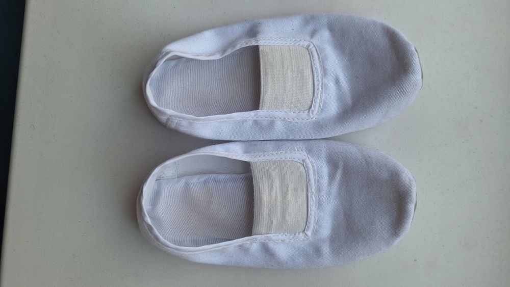 Отдам кроссовки и чешки