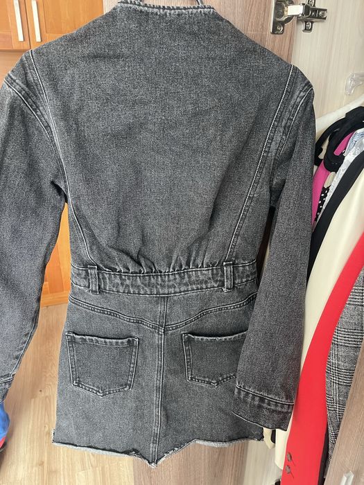 Дънкова рокля Zara с дълъг ръкав над коленете