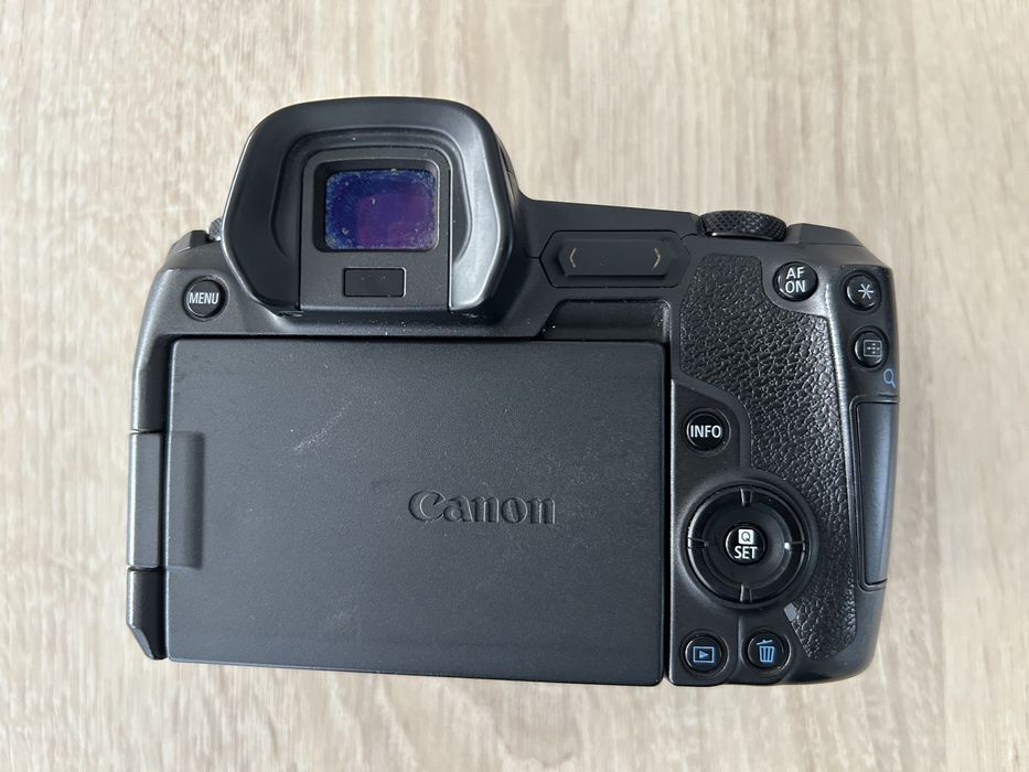 Body Canon R + incarcator si baterie cadou + obiective