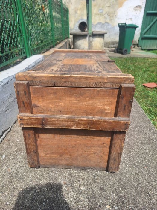 Ladă veche din lemn cu 63 de halbe din sticlă