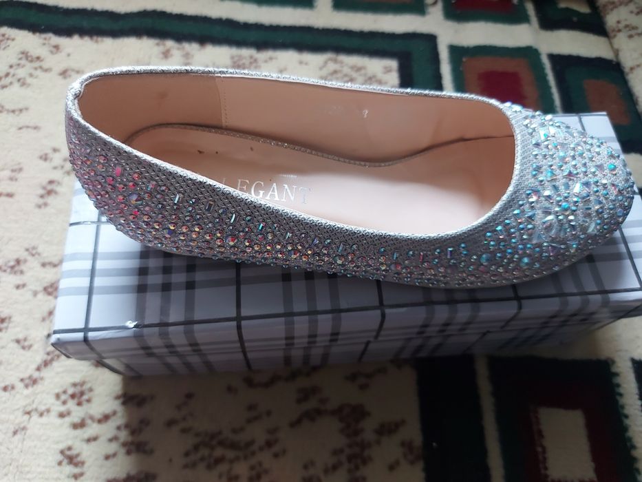 Toyi bovotgan qizla uchun tufli.