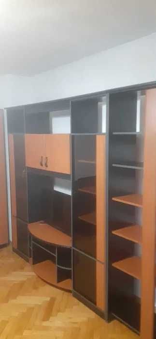 Vând biblioteca si dulap. Mobilierul este în stare foarte bună.