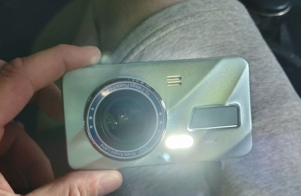 Camera de bord auto filmează fata spate