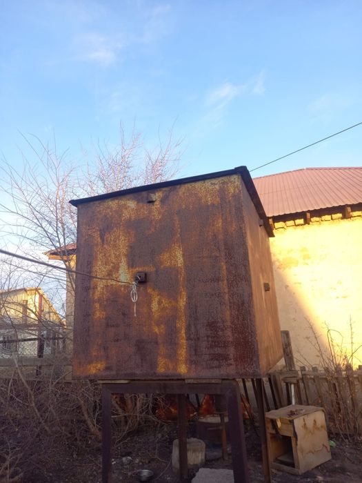 металлический бак.