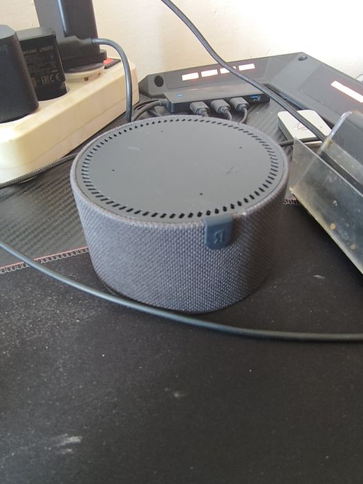 Продаю Яндекс станцию Алиса