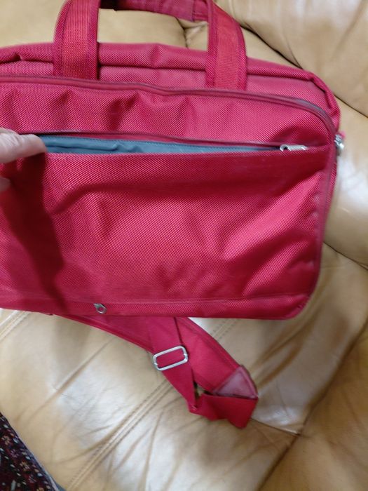 Чанта Samsonite. Допълнителна дълга дръжка зй носене  през рамо е