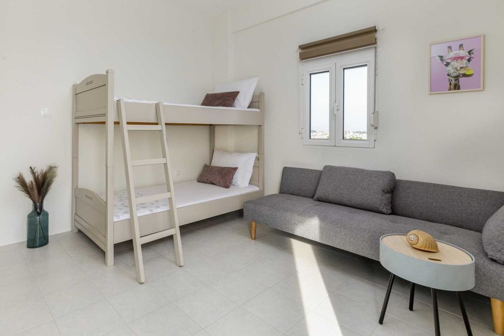 Просторна вила с басейн и голям двор на Халкидики