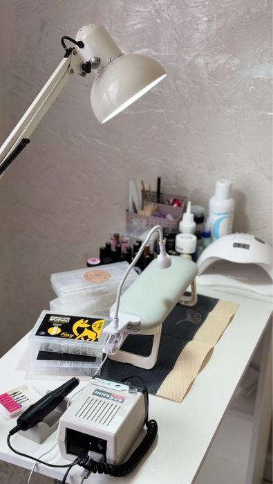 Продается маникюрный набор со столом