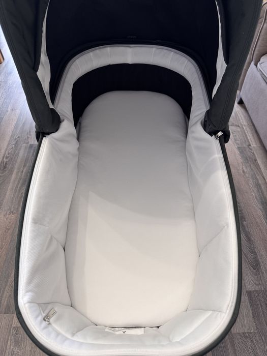 Продава се кош за новородено със стойка за вкъщи PEG PEREGO Culla belvedere