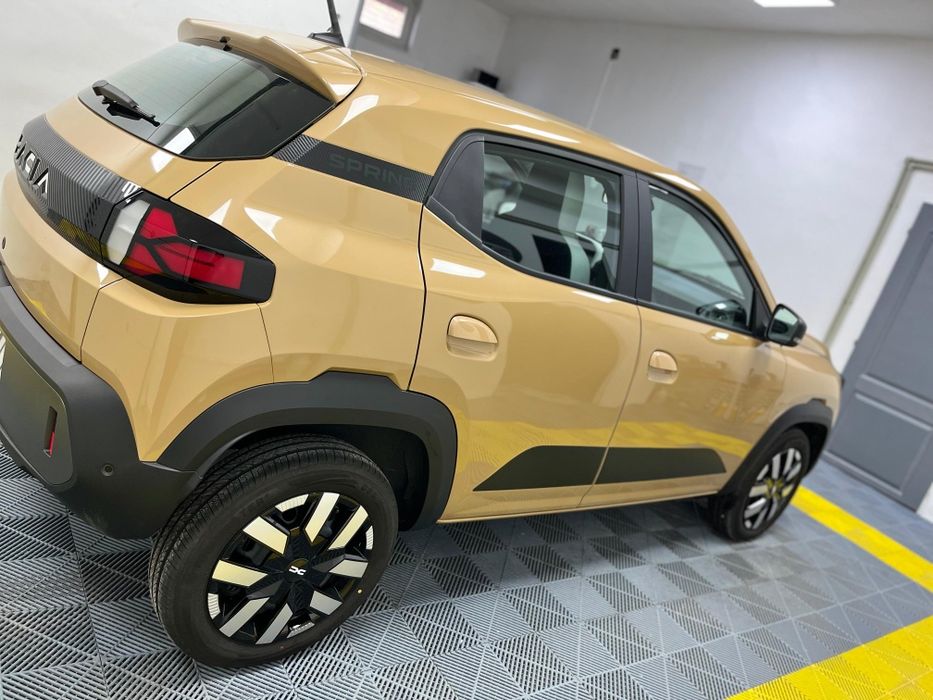 Stickere bandouri compatibile Dacia Spring 2025