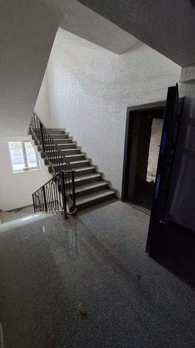 8 etajlik dŏmni 2 etajida 4 honalik kvartira sotiladi