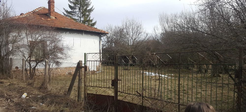 Продавам Къща с Двор/1500кв.м/  - с.Василовци обл.Софийска